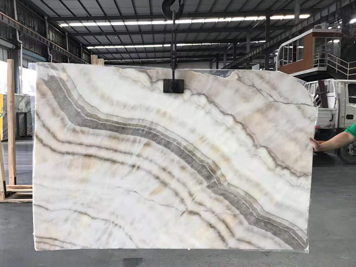 Vein-cut onyx